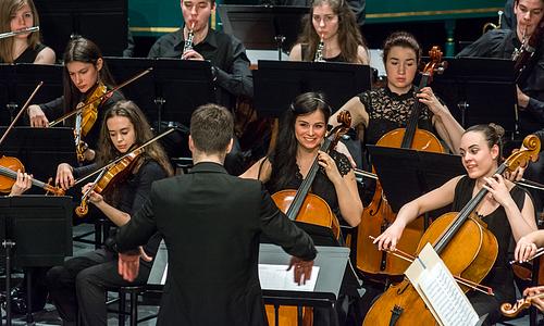 Pódiumon a Szimfonikus zenekar - Konzis koncertek 2022 tavasz